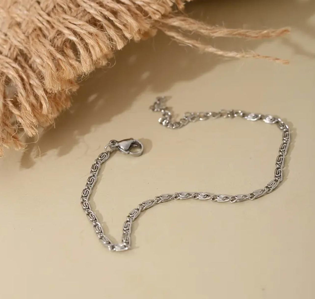 Ema Bracelet - Stainless Steel Bracelet with Retro Link Design - Perfect for Everyday Wear and Gift Giving