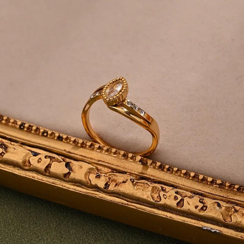 Versallie Oval Shaped Single Stone Gold Ring