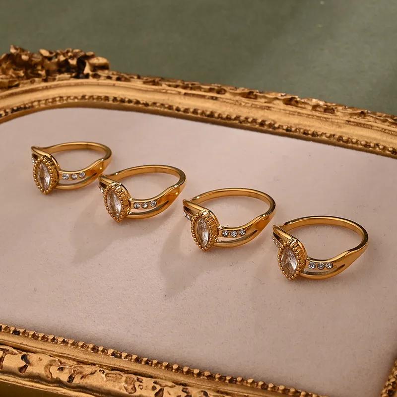 Versallie Oval Shaped Single Stone Gold Ring