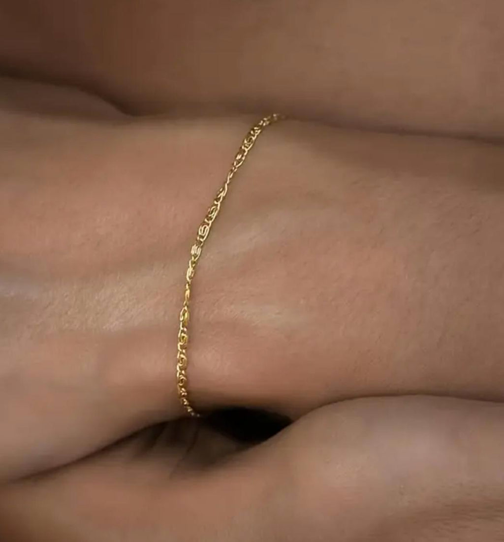 Ema Bracelet - Stainless Steel Bracelet with Retro Link Design - Perfect for Everyday Wear and Gift Giving