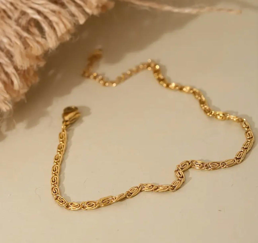 Ema Bracelet - Stainless Steel Bracelet with Retro Link Design - Perfect for Everyday Wear and Gift Giving