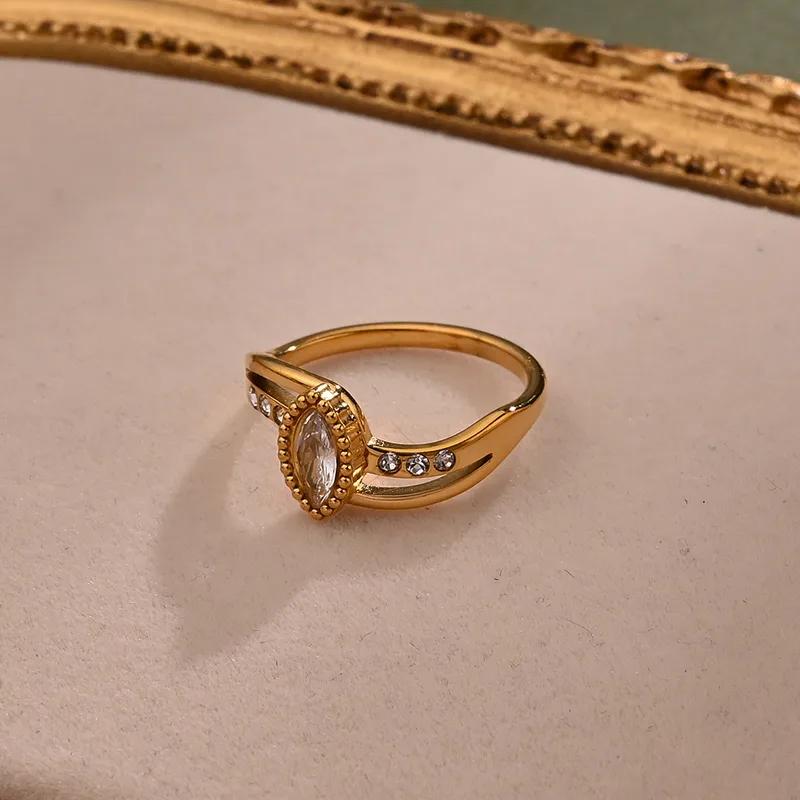 Versallie Oval Shaped Single Stone Gold Ring