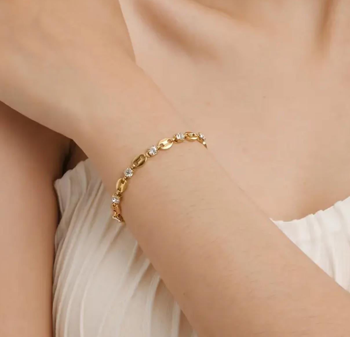 Dia Bean - Oval Coffee Bean Design with Sparkle, Stainless Steel Link Chain for Daily Wear And Gift