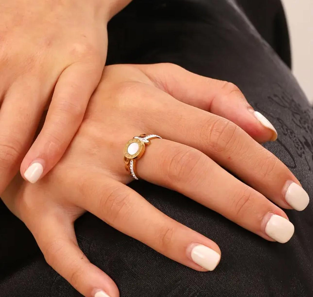 Geo Ring - Gold-Plated Stainless Steel adjustable Ring with Roman Numerals - Chic Geometric Design